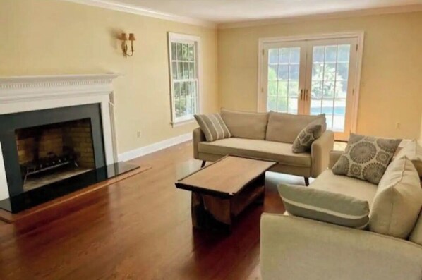 Smart-TV, Kamin, Bücher, Computerbildschirme