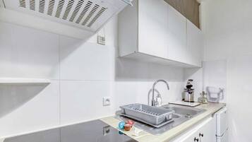 Refrigerador, microondas, placa de cocina, cafetera/tetera