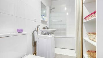 Baignoire, sĂšche-cheveux, serviettes fournies, savon