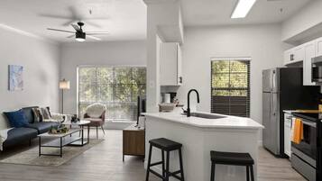 Refrigerador, microondas, horno, placa de cocina