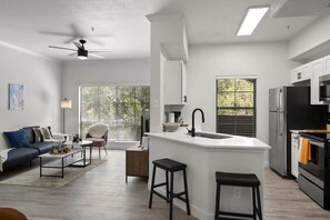 Fridge, microwave, oven, stovetop - CozySuites Chandler 2BR with 2 pools and Jacuzzi 01 (Chandler)