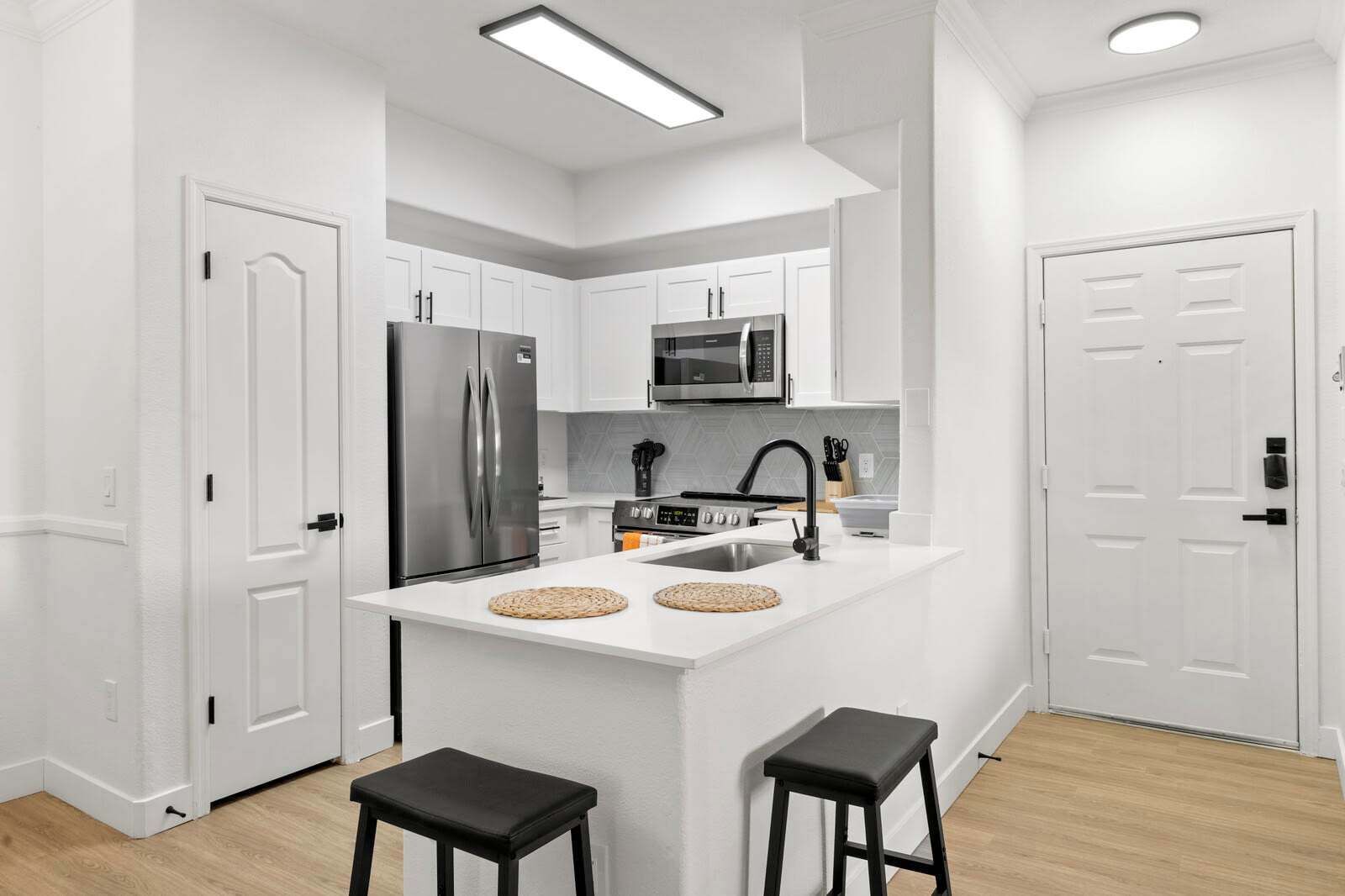 冷蔵庫、電子レンジ、オーブン、コンロ