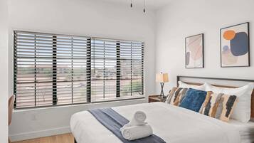 2 soverom, skrivebord, strykejern/-brett og wi-fi