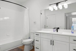 Baignoire, sèche-cheveux, serviettes fournies