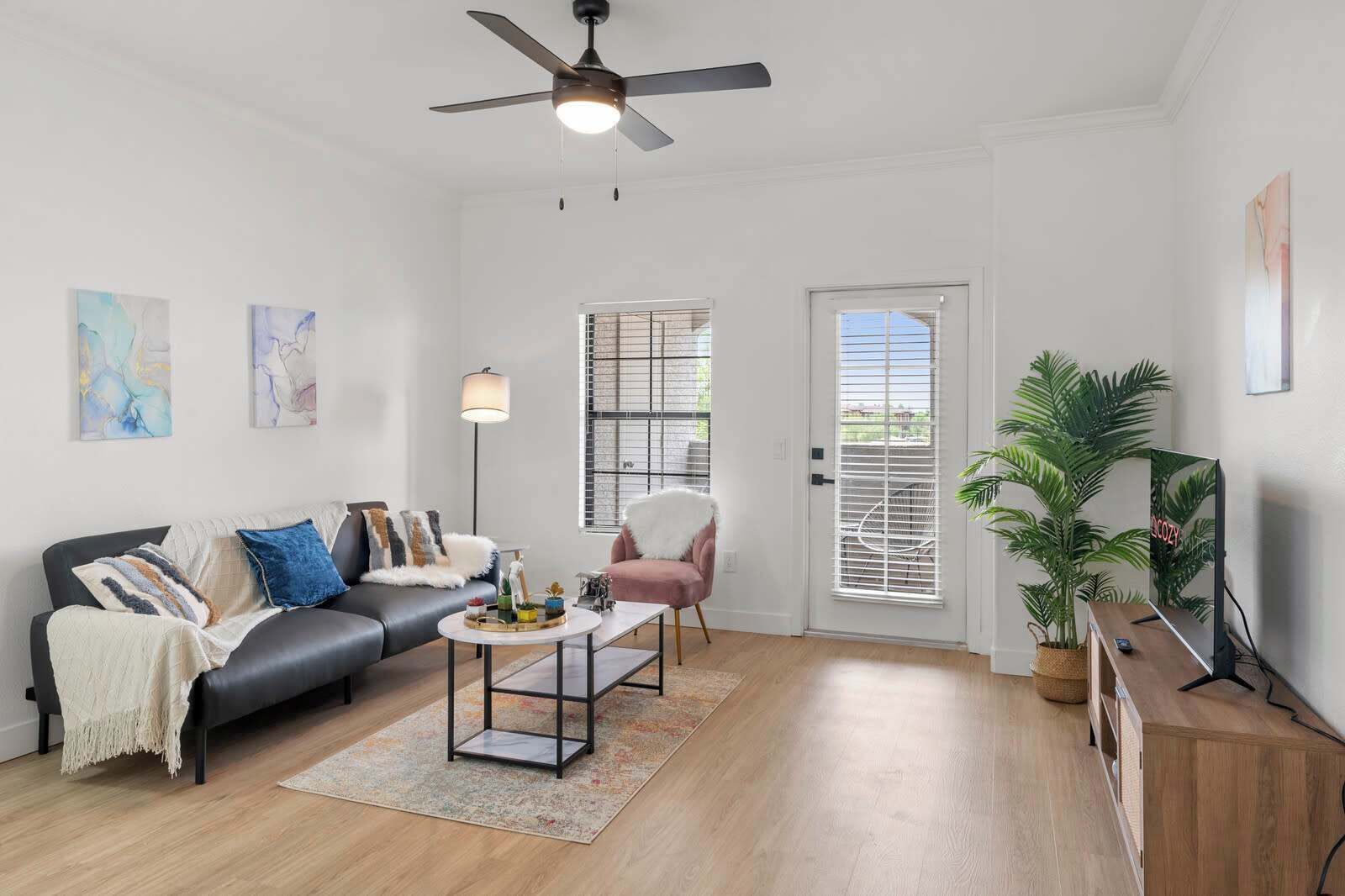 Een televisie en een kantoor