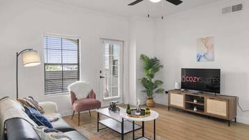 Een televisie en een kantoor