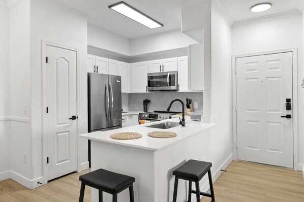 Kühlschrank, Mikrowelle, Ofen, Herdplatte