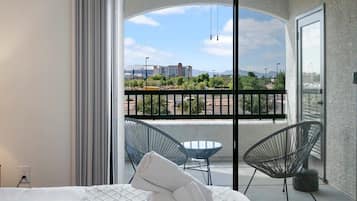 1 dormitori, escriptori, planxa i posts de planxar i wifi