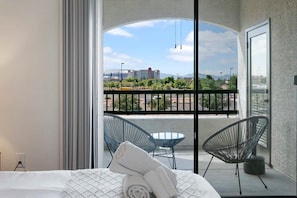 1 dormitorio, escritorio, tabla de planchar con plancha y wifi