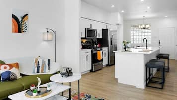 Een televisie, een open haard, Netflix en Hulu