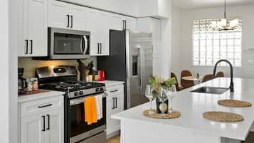 Køleskab, mikrobølgeovn, ovn, kogeplade