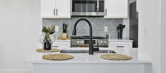 CozySuites Glendale by the stadium with pool 05
