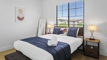 1 habitación, escritorio, tabla de planchar con plancha y wifi