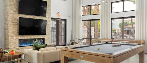 Televisión, chimenea, oficina