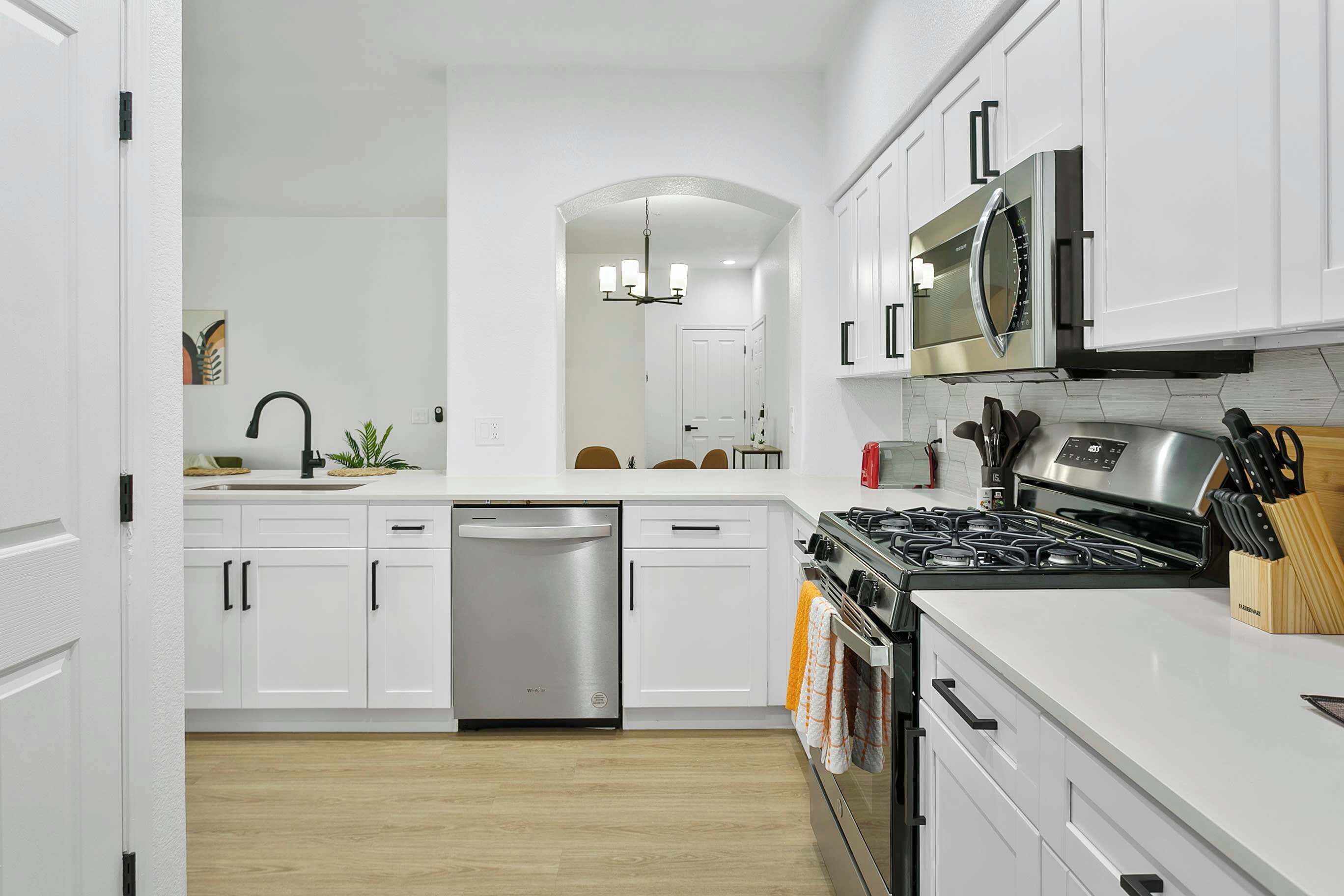 Refrigerador, microondas, horno y parrilla de estufa 