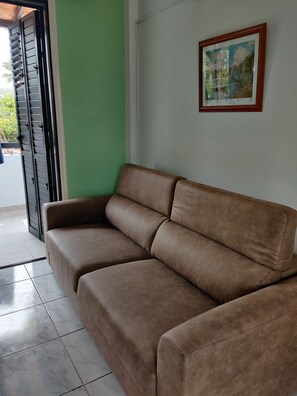 Smart-TV, Tischtennisplatte, Bücher