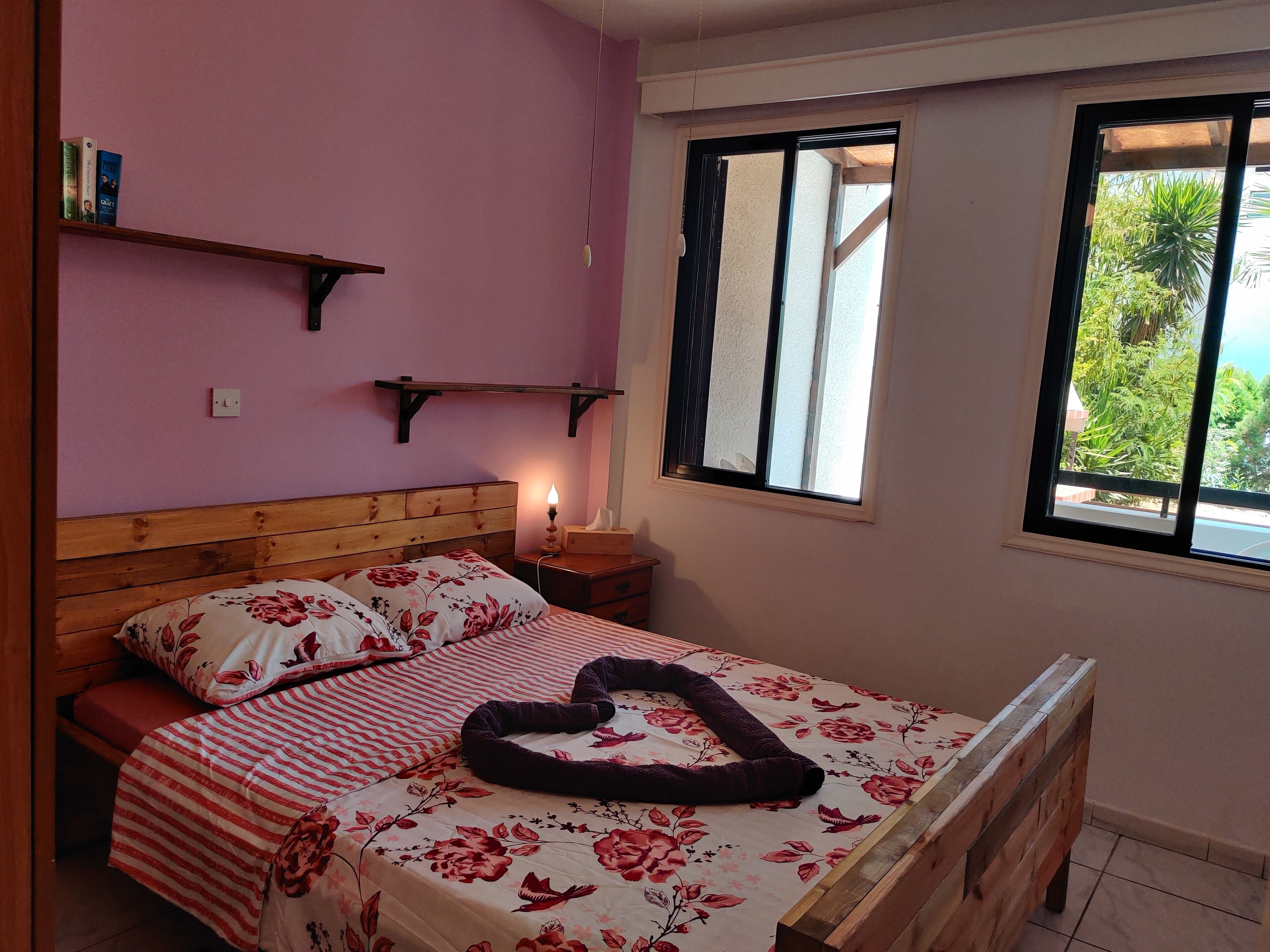 1 habitación, tabla de planchar con plancha y cuna de viaje 