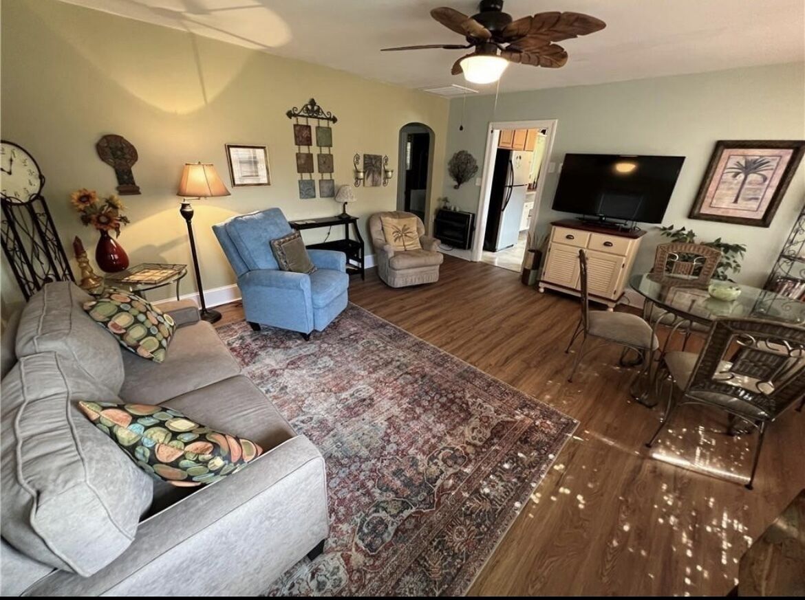 Private Happy 2 BDRM Home Public Beach & Marina  with Restaurant Minutes Away