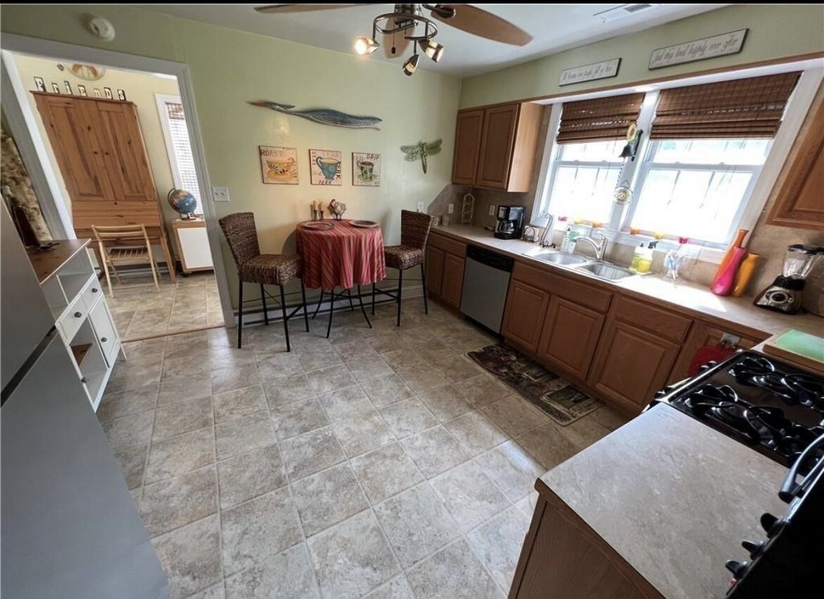 Private Happy 2 BDRM Home Public Beach & Marina  with Restaurant Minutes Away