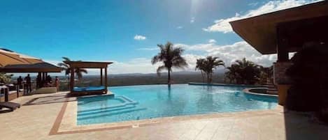 Una piscina al aire libre, una piscina climatizada