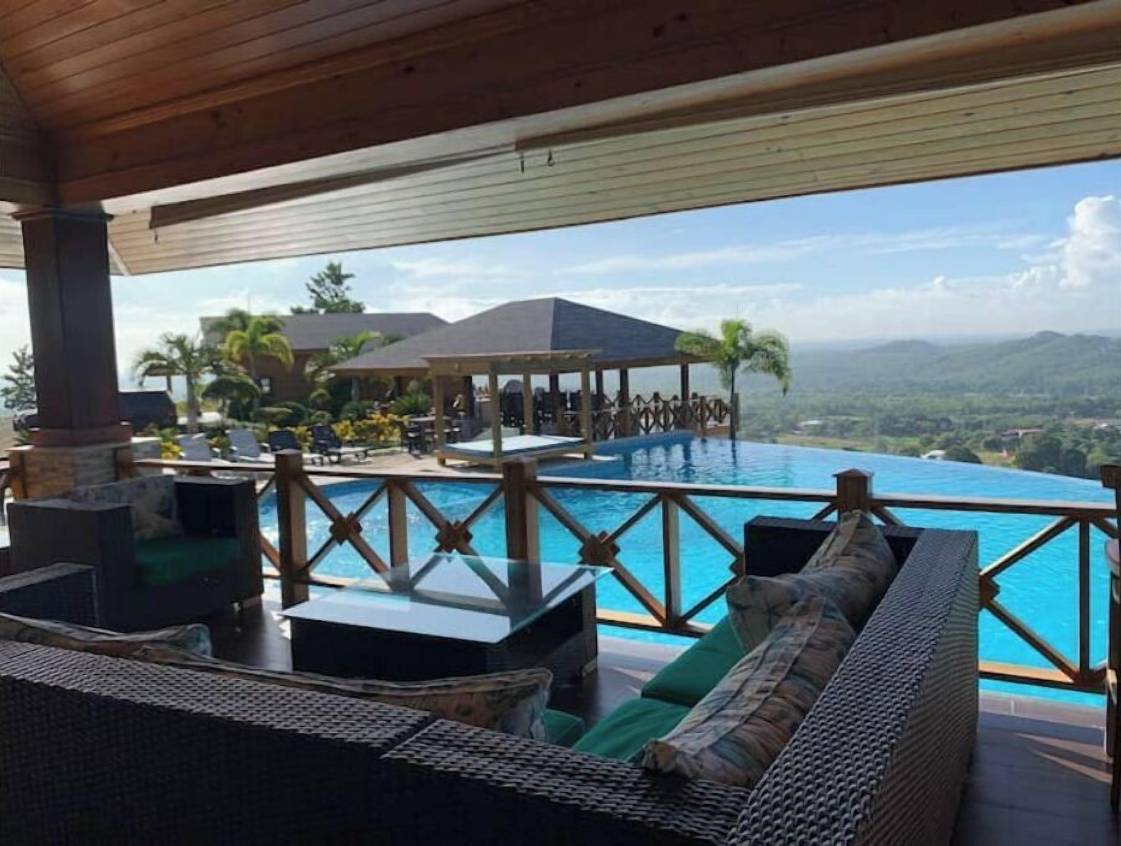 Een buitenzwembad en een verwarmd zwembad