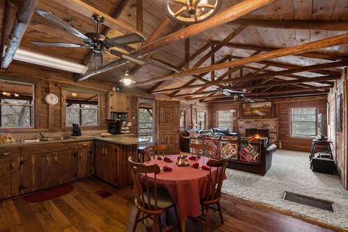 22 miles to Round Top, 3/2 w/ trailer parking, relaxing cozy cabin w/ lake, wifi