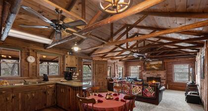 22 miles to Round Top, 3/2 w/ trailer parking, relaxing cozy cabin w/ lake, wifi