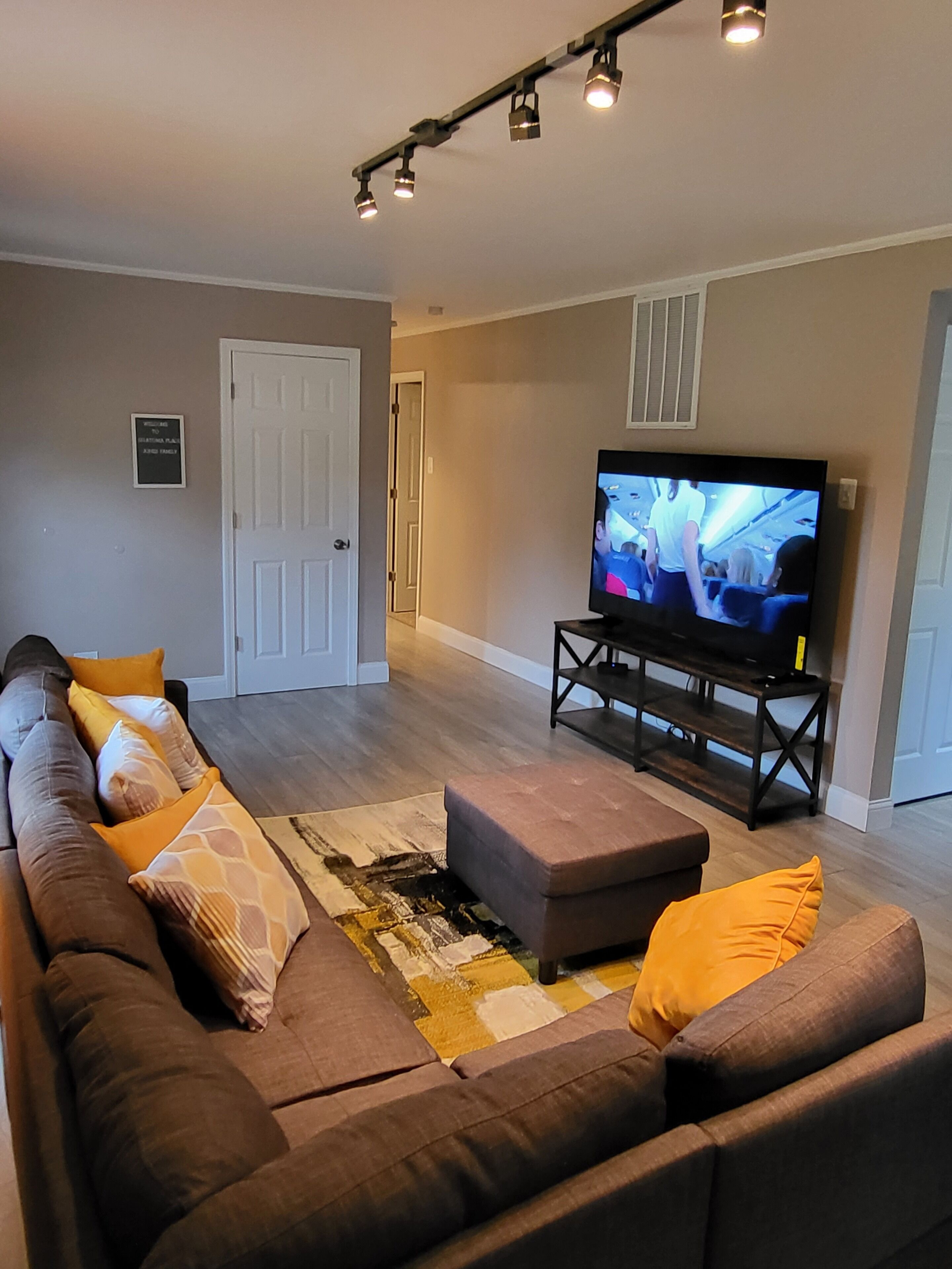 Suburban area with King Bed Comfy 3 bedroom home