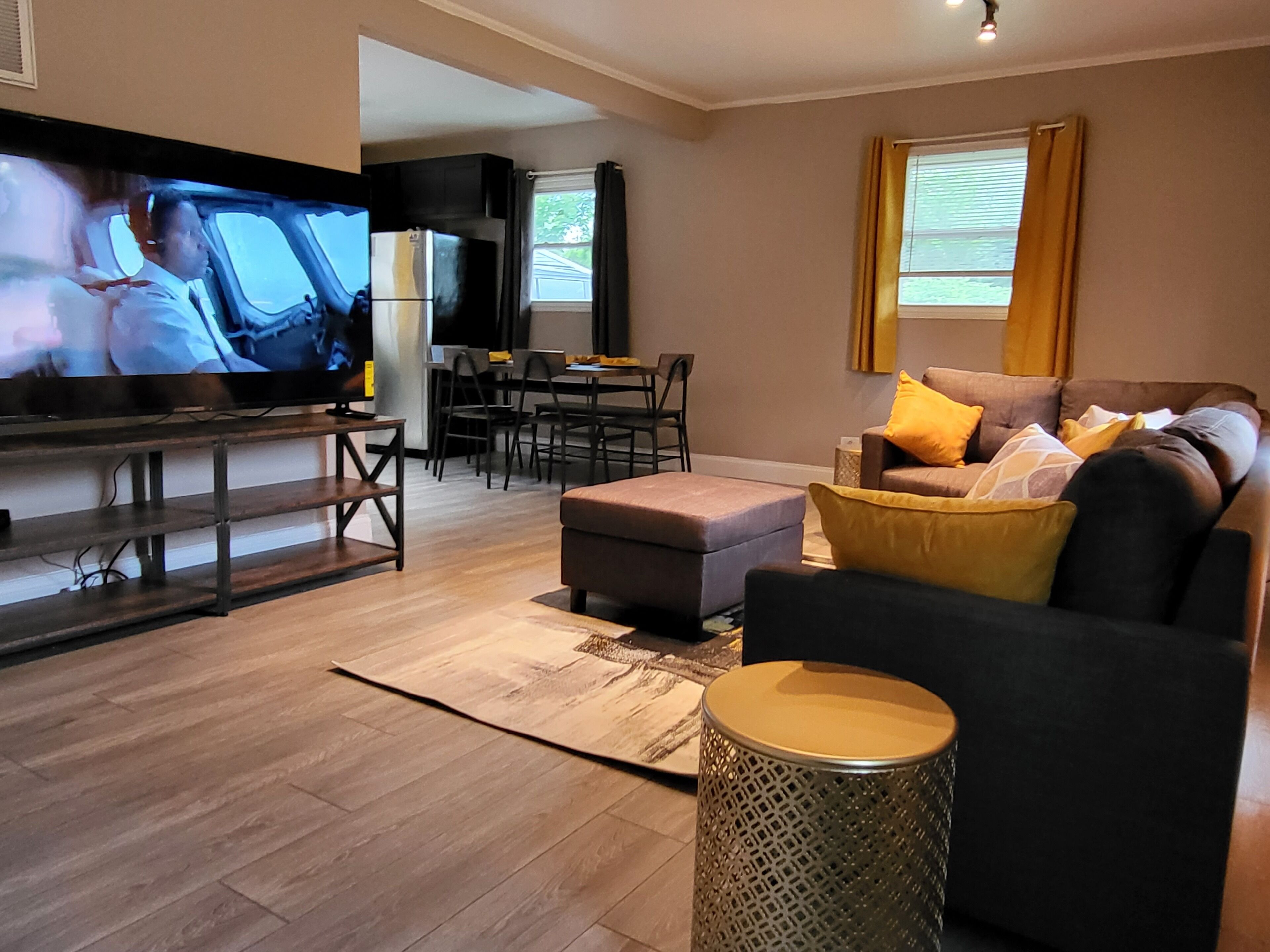 Suburban area with King Bed Comfy 3 bedroom home