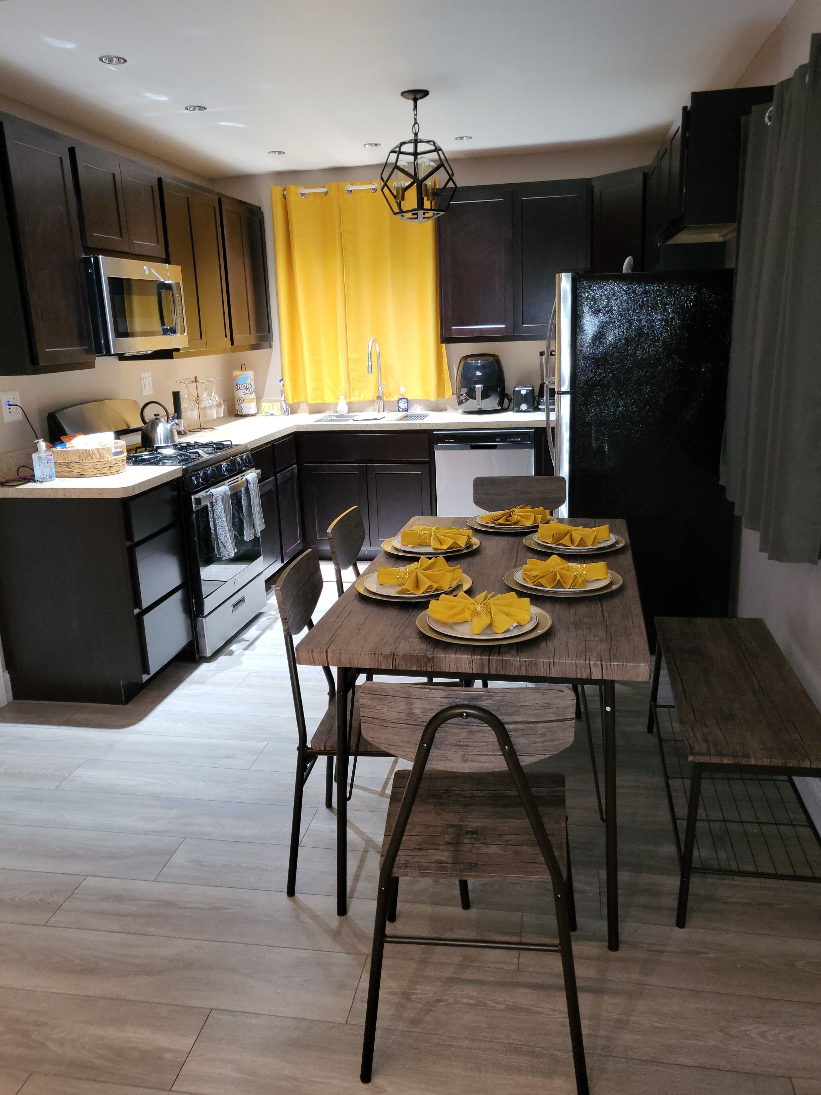 Suburban area with King Bed Comfy 3 bedroom home