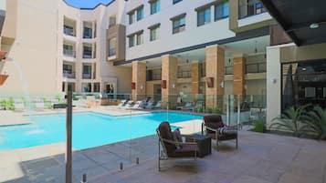 Een verwarmd zwembad