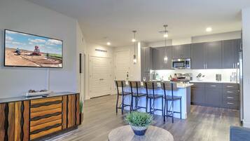 Een koelkast, een microgolfoven, een oven, een kookplaat