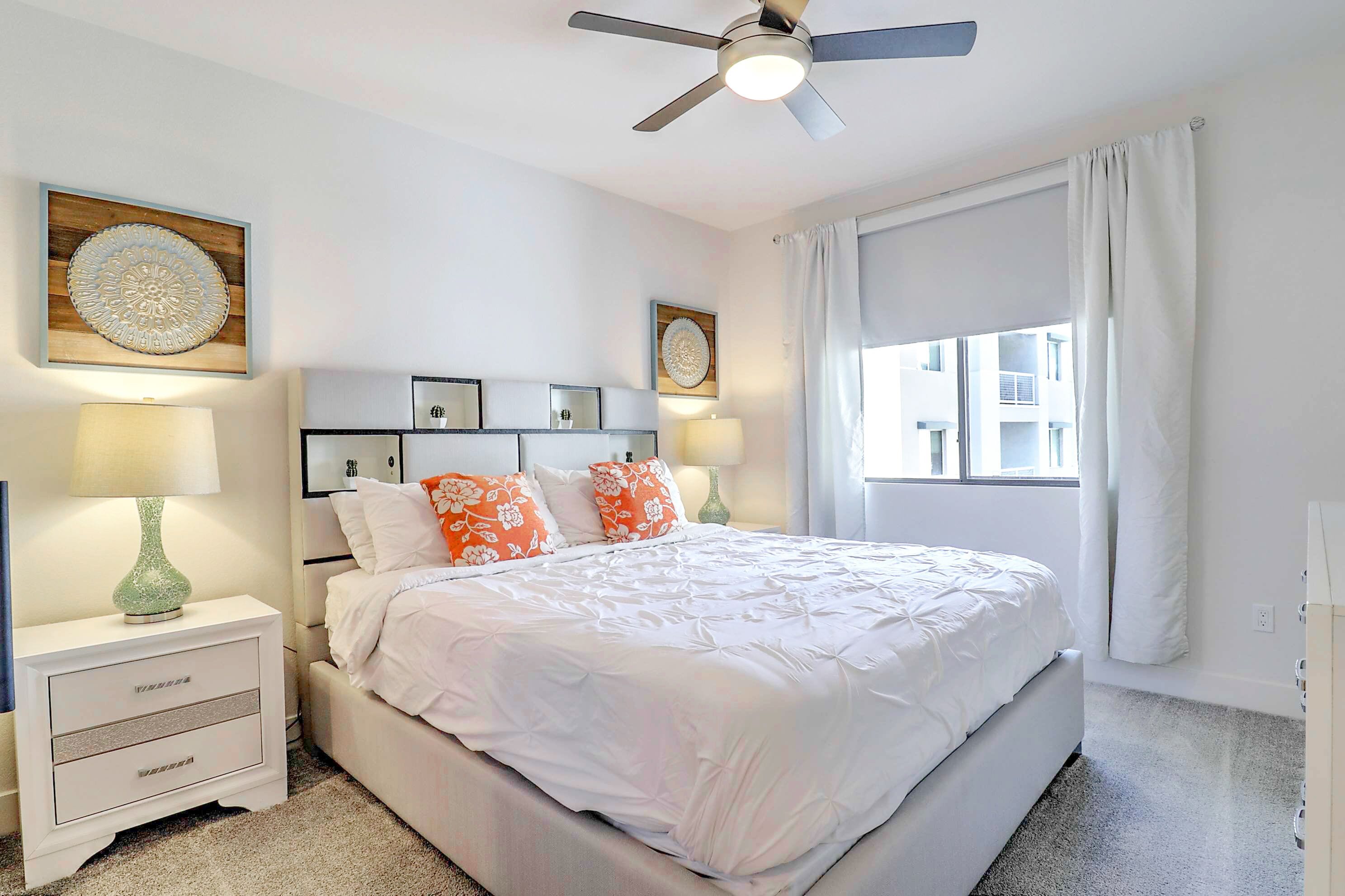 2 soverom, skrivebord, strykejern/-brett og reiseseng for barn