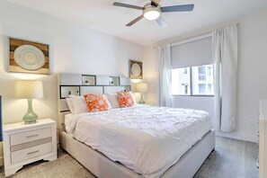 2 soverom, skrivebord, strykejern/-brett og reiseseng for barn