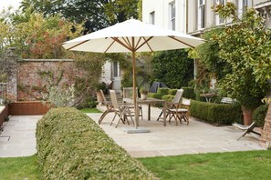 Outdoor dining - Large country house sleeps up to 13 on the outskirts of Salisbury (Salisbury)