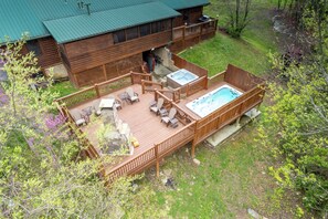 Outdoor dining - Grand Getaway Lodge | By Colonial Properties (Pigeon Forge)