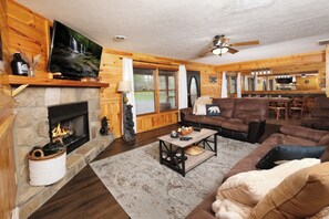 Smart TV, chimenea y consola de videojuegos 