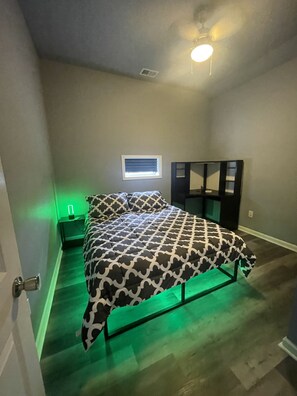 3 bedrooms, desk, WiFi, bed sheets
