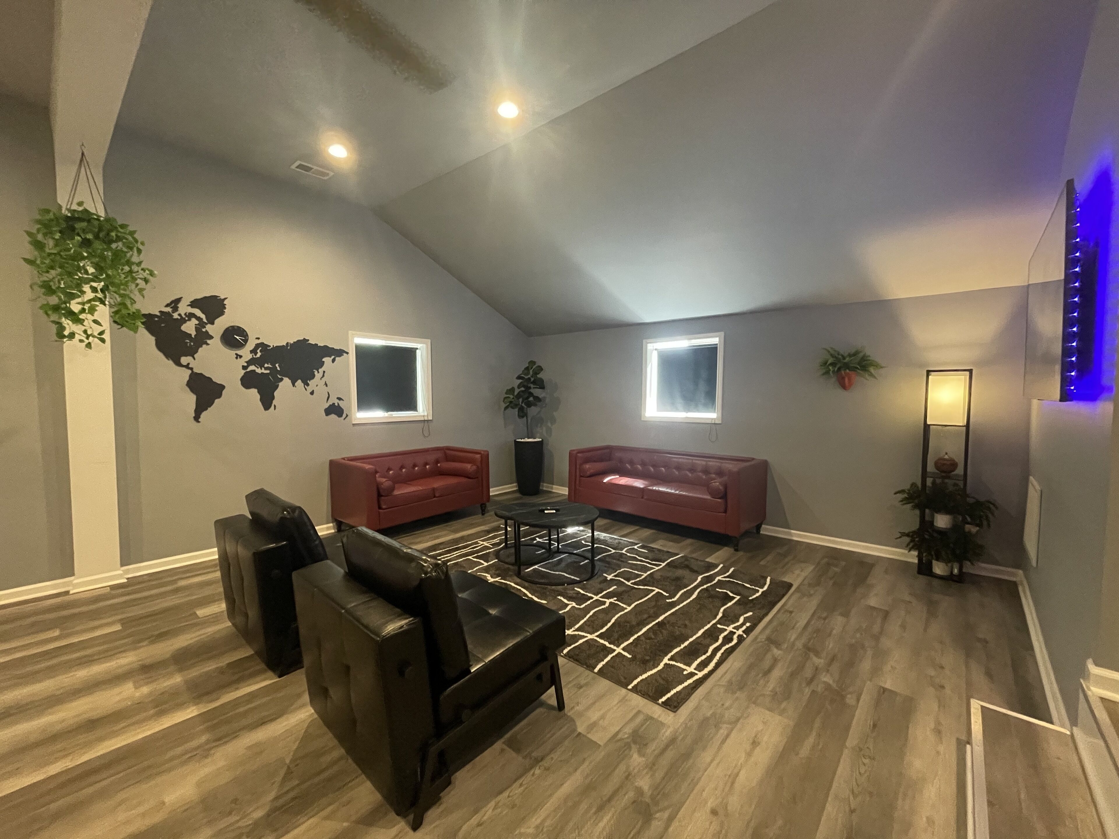 Chic & Modern Stay walking distance to restaurants, bars and shops!