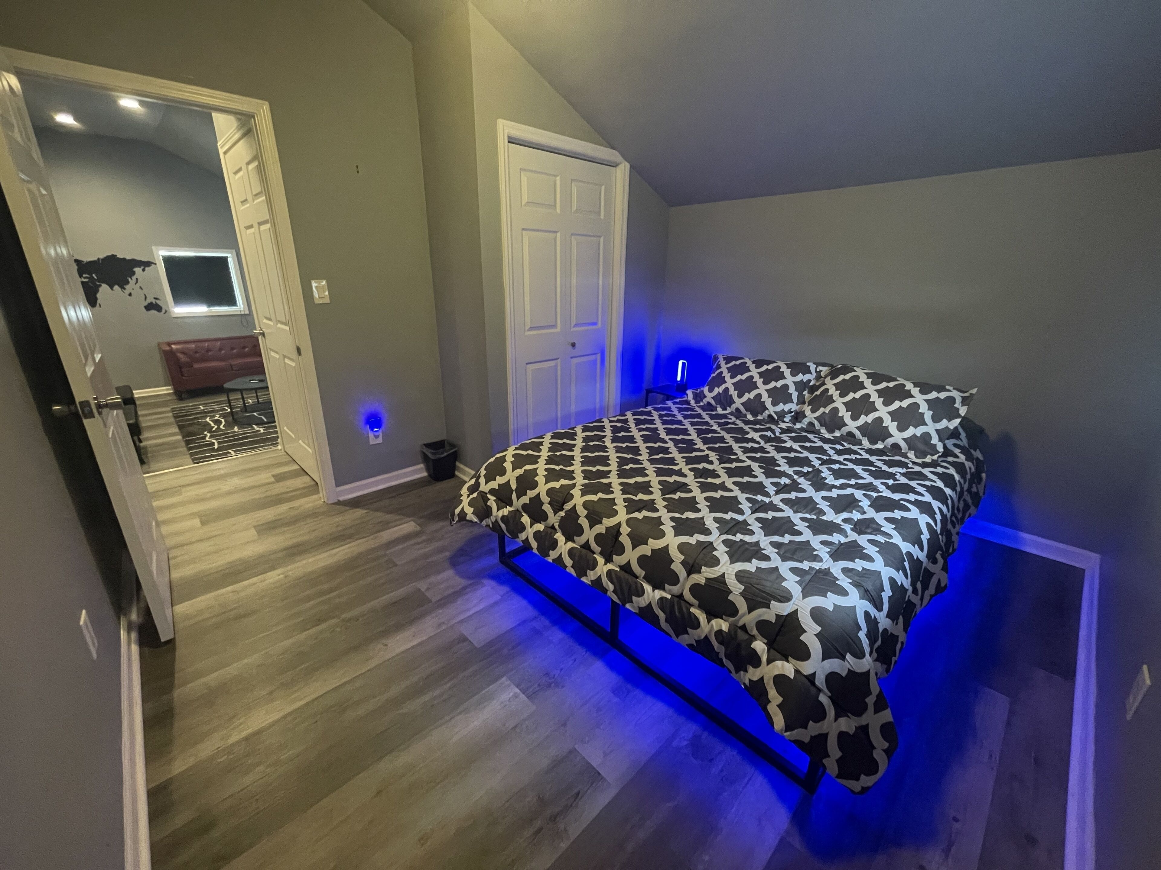 3 bedrooms, desk, WiFi, bed sheets