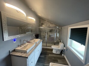 Shower, hair dryer, towels, soap - Chic & Modern Stay walking distance to restaurants, bars and shops! (Louisville)