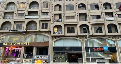 Comfy apartment in Bahria town civic center.