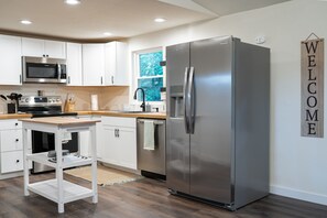 Réfrigérateur, four à micro-ondes, un four, surface de cuisson