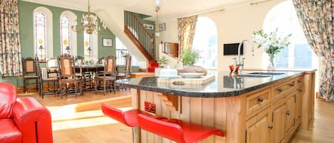 Réfrigérateur, lave-vaisselle, bouilloire électrique