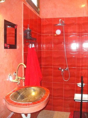 Shower - Spacious 4 bedroom, 3 bathroom house with garden (Awrir)