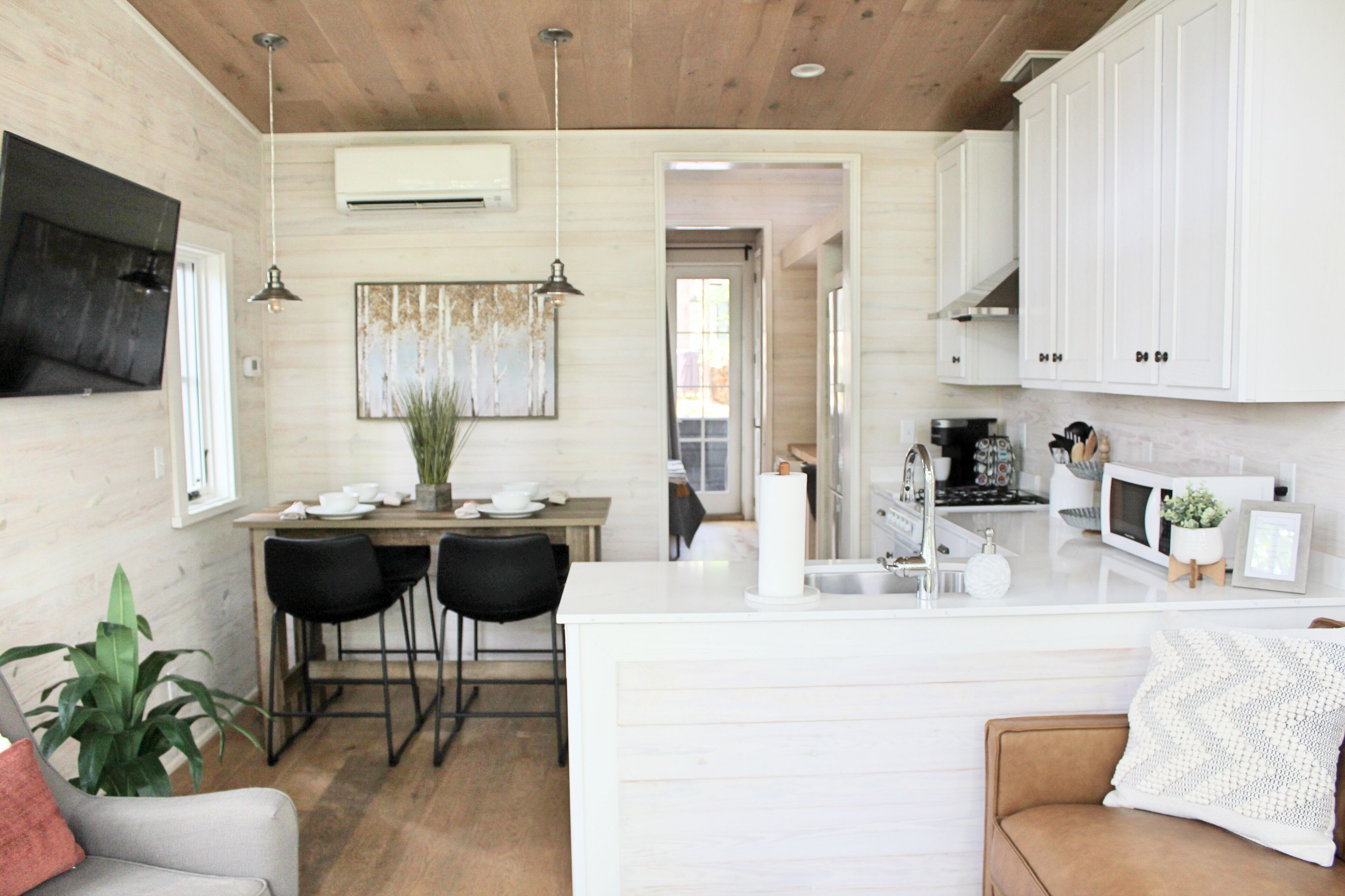 Trail House: Tiny Home w/hot tub and large outdoor deck w/firepit