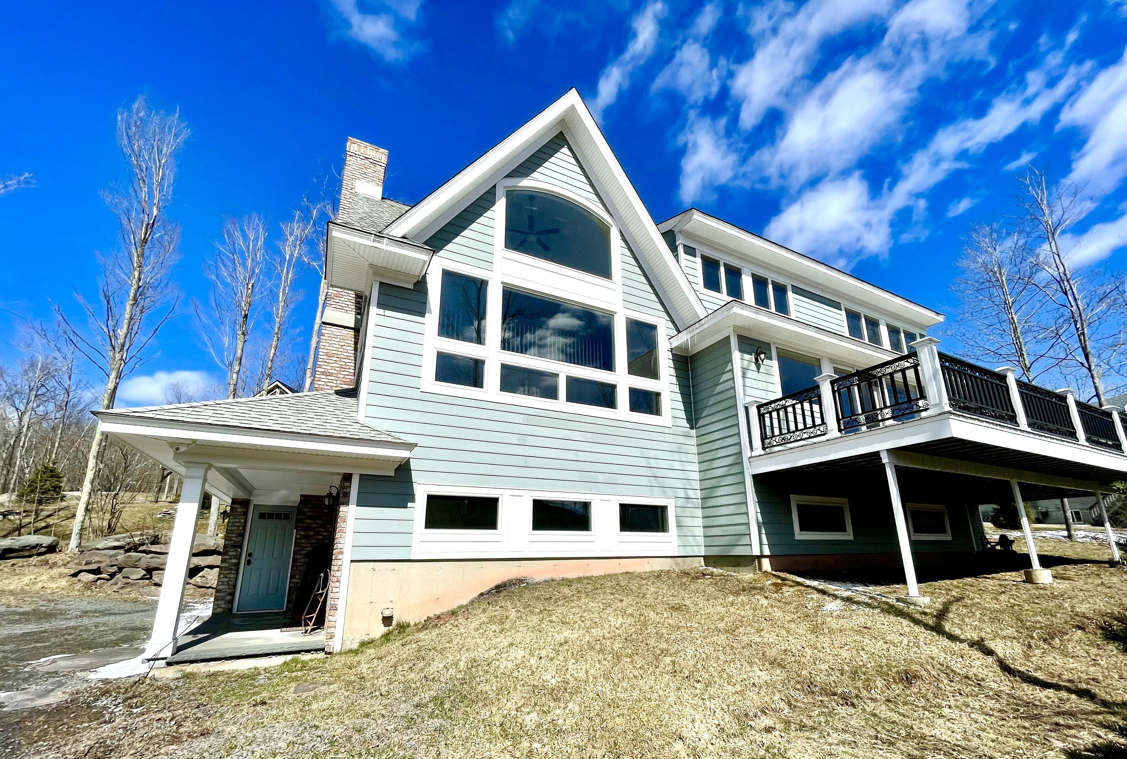 Spacious/Sunny home minutes from the ski slopes
