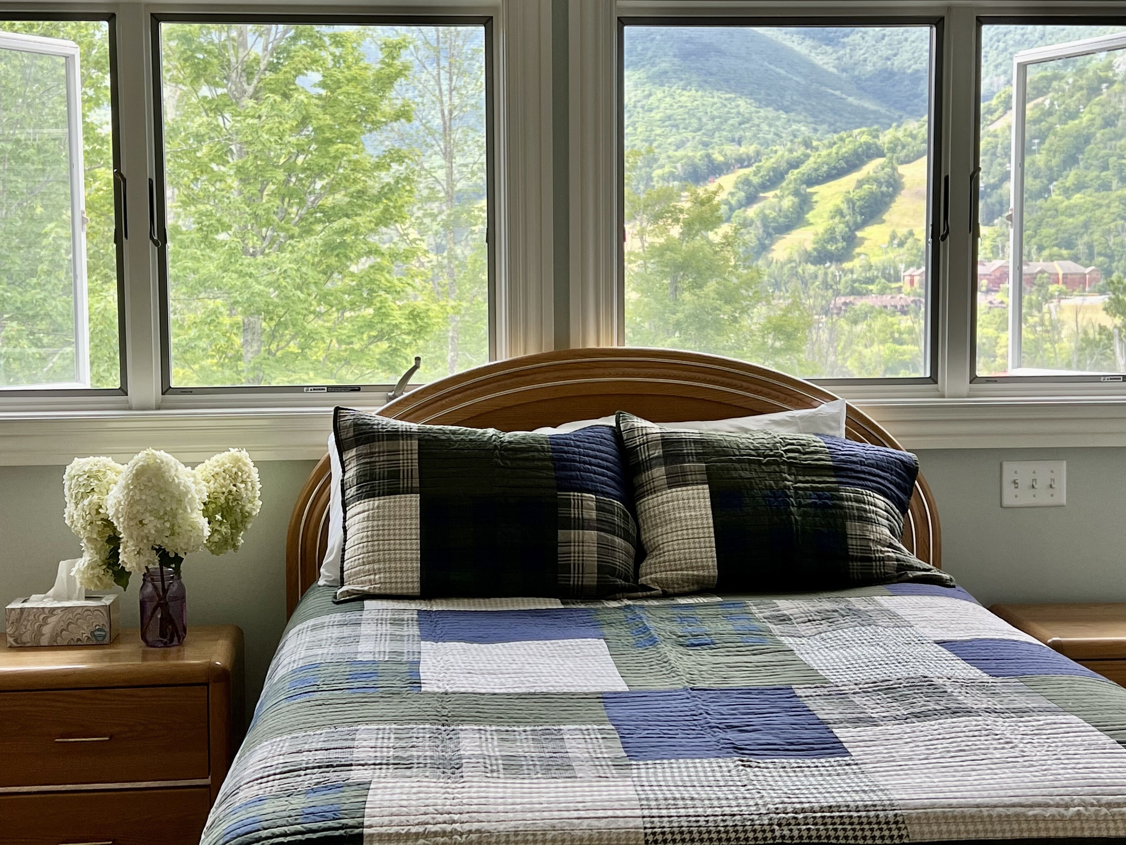 Spacious/Sunny home minutes from the ski slopes