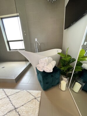 Duschwanne, Haartrockner, Bidet, Handtücher