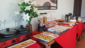 Ein Buffet mit verschiedenen Speisen und einer Kaffeestation.